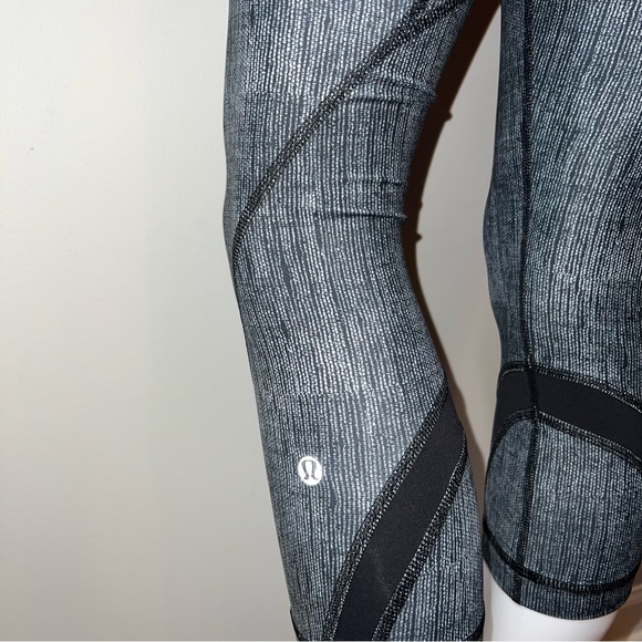 Lululemon Run: Inspire Crop II *All Luxtreme Burlap Texture Black Dune / Black - Picture 8 of 9